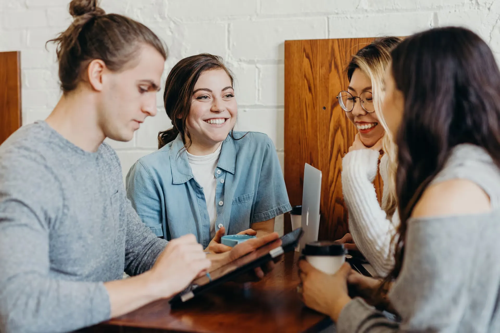 Équipe réunie autour d'une table de travail