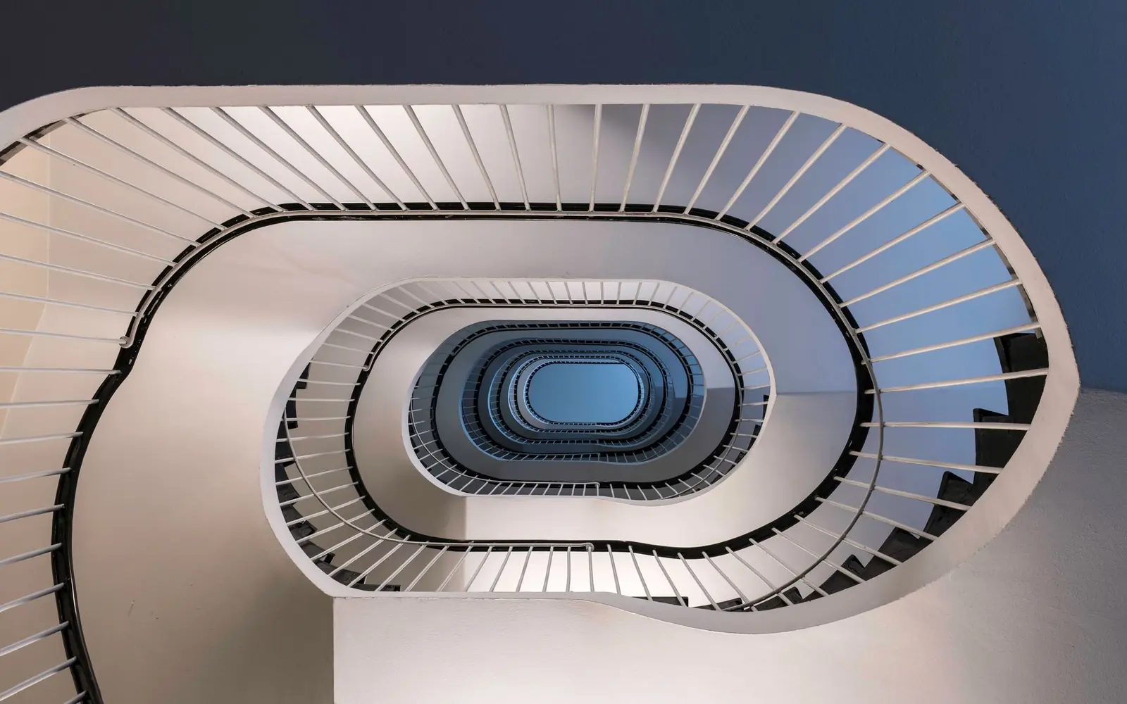 Escalier en colimacon blanc vu du dessus