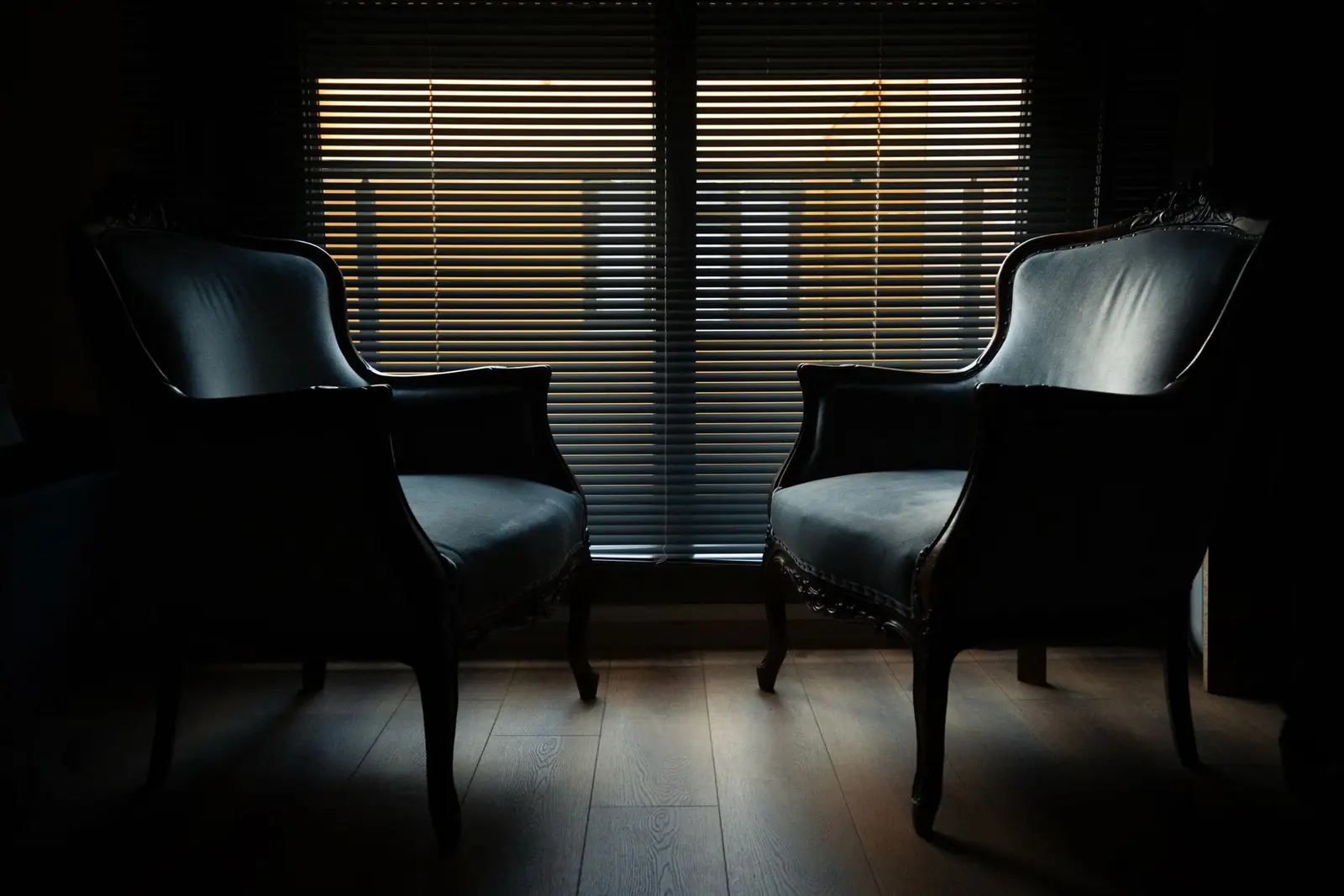 Deux fauteuils face a une fenetre, entretien prive