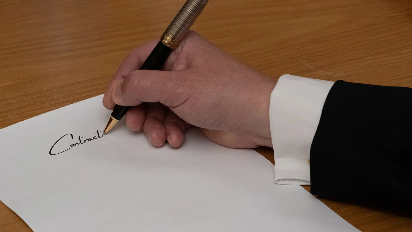 Signature au stylo plume, plan serre
