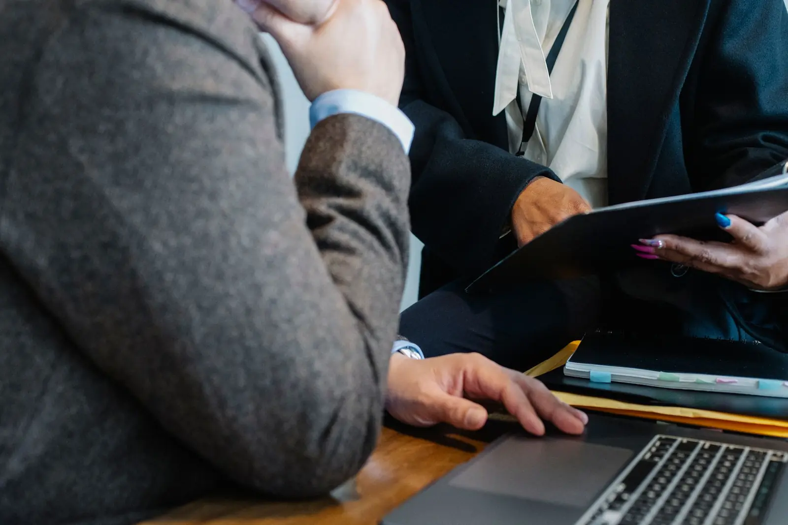 Mains et documents autour d une table de travail