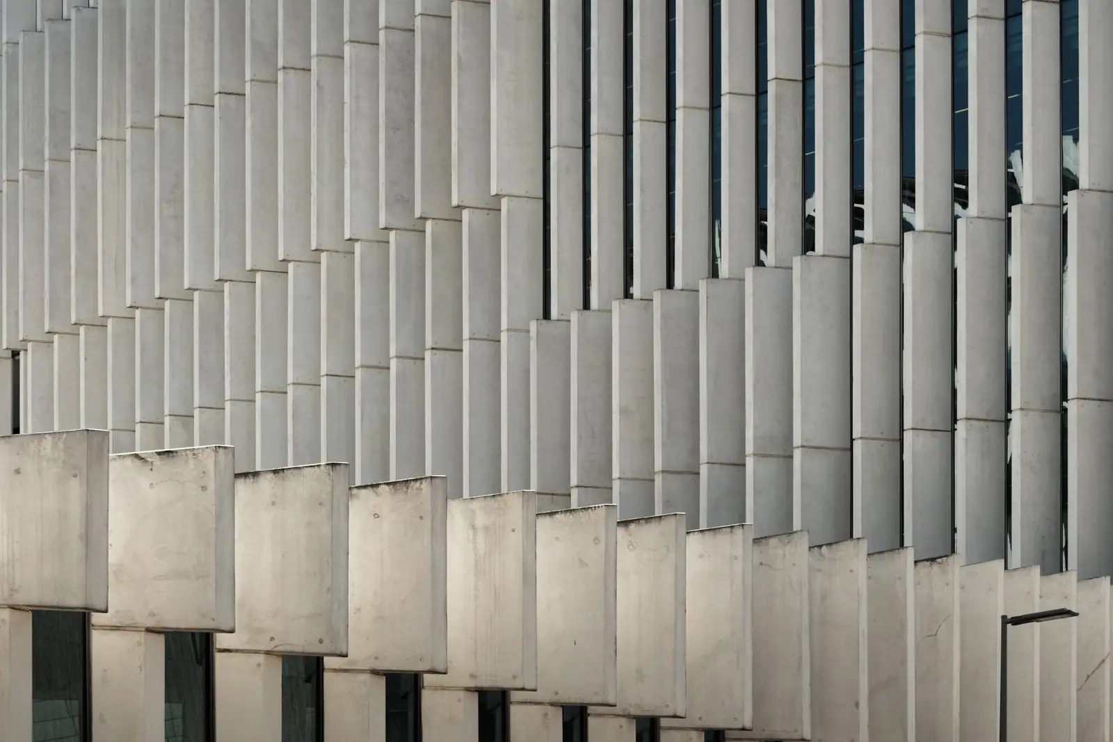 Lames de beton verticales, architecture contemporaine